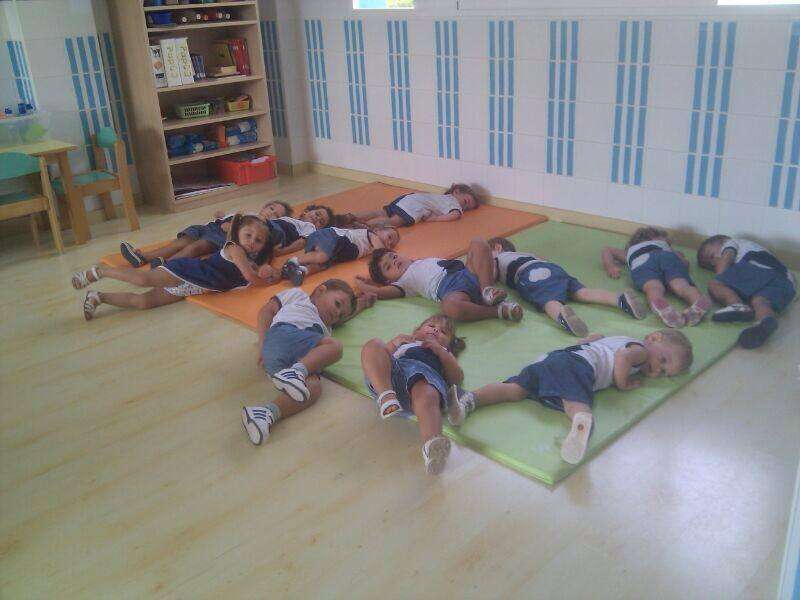 niños haciendo gimnasia eliana